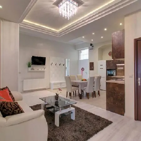 Super * بودابست